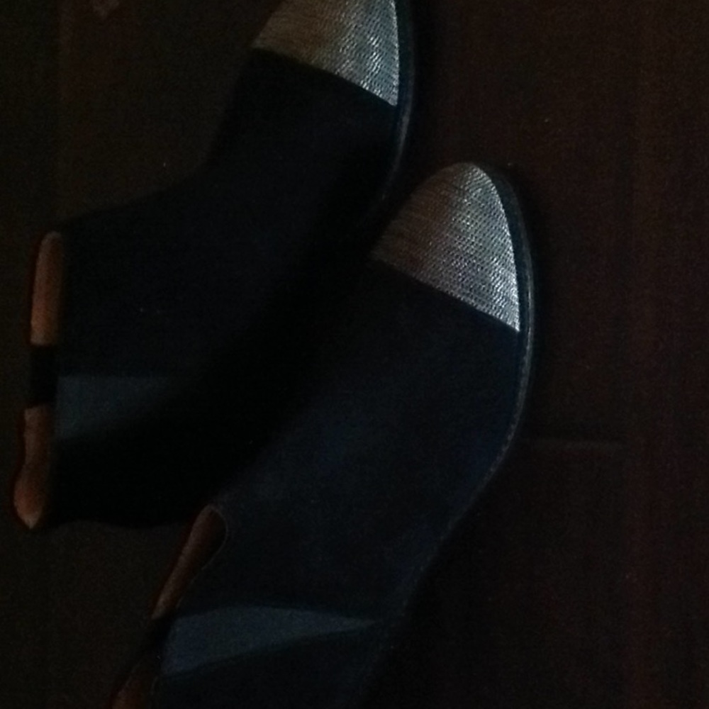 Joes Black ankle boots w/metal toe tip